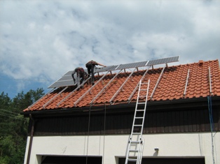 komplekt-solnechnyx-batarei-dlja-doma-krysha-2 Сонячна станція для будинку 5 кВт - Варіант 6а (гібридна)