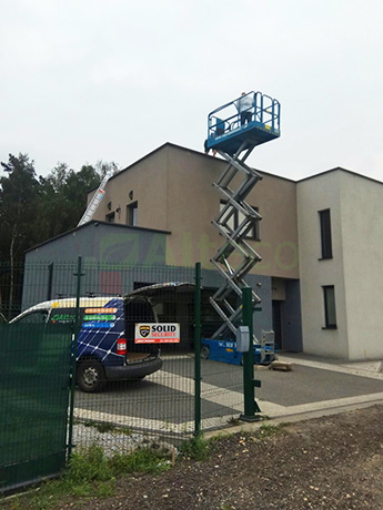 Lifting solar modules and metal structures to the roof Подъем солнечных модулей и крепежа на кровлю